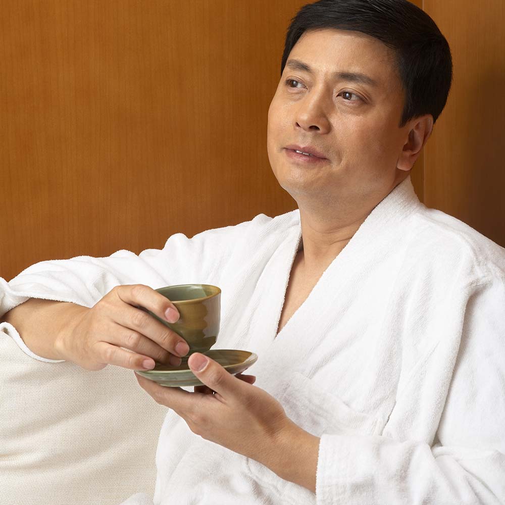 man-drinking-tea-at-a-spa-P2BL4DJ.jpg